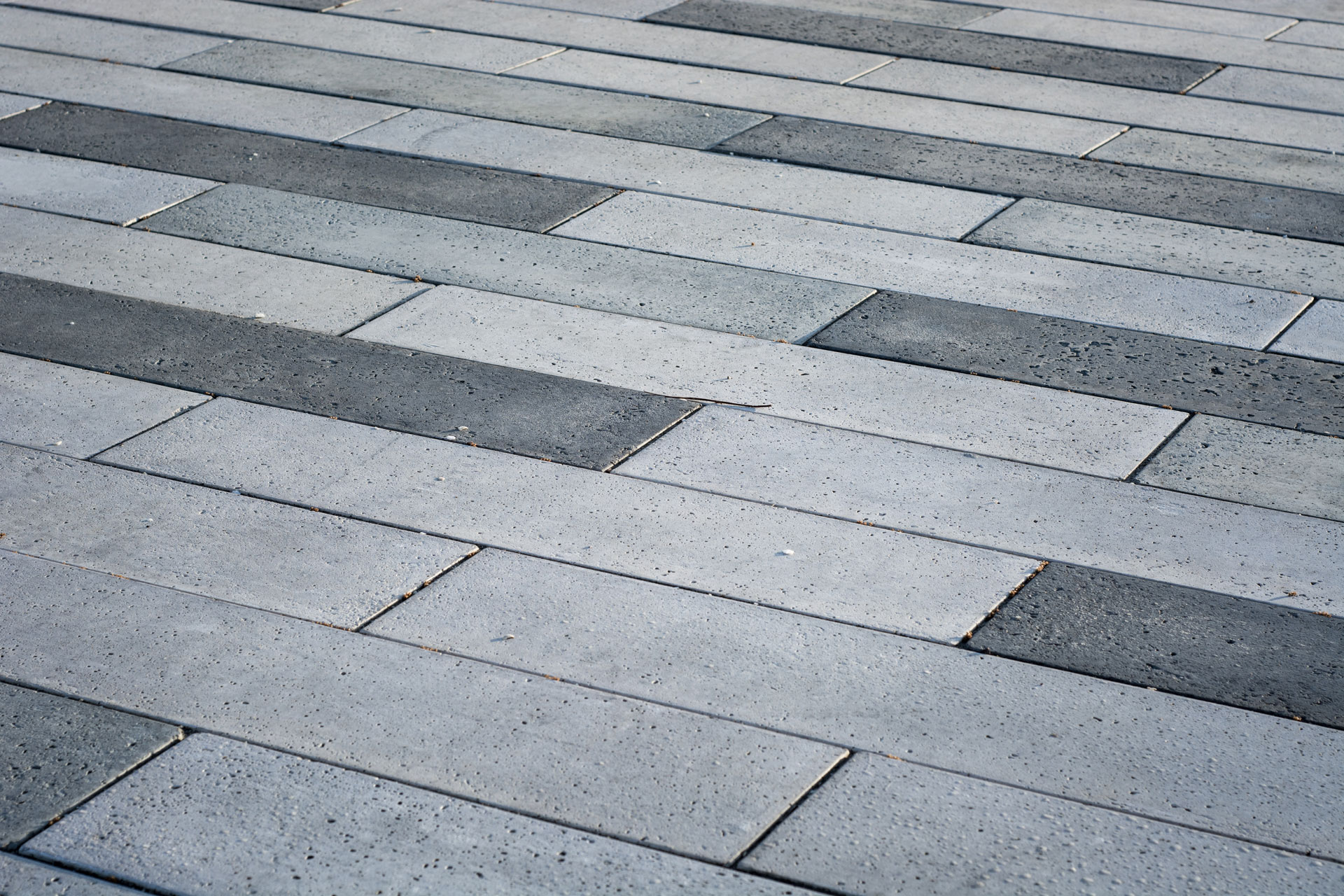 The multiple paver colors of these rectangle pavers break up the surface pattern