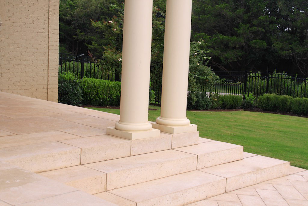 These smooth deck columns match the color temperature of the stair coping pavers